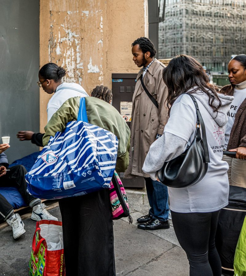 Des bénévoles en maraude échangent avec une personne dans la rue