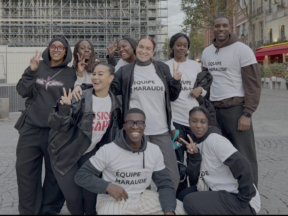 Un groupe de bénévoles en t-shirt « Équipe maraude » réuni avant de partir en maraude
